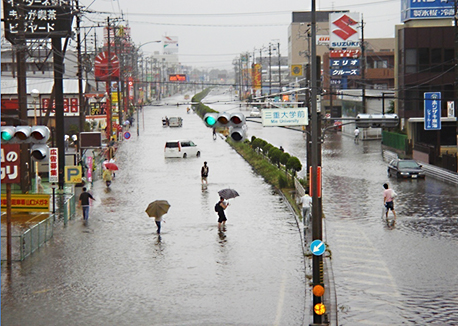 ゲリラ豪雨により冠水した幹線国道