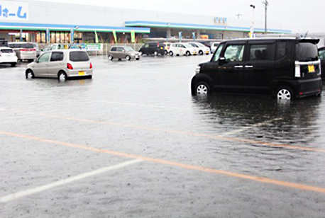 短時間のゲリラ豪雨で浸水した駐車場