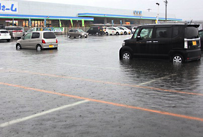 ゲリラ豪雨により浸水した駐車場